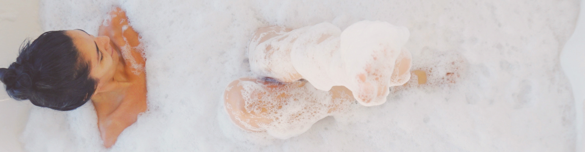 お風呂に入る女性