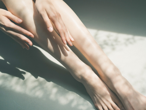 女性の足の画像